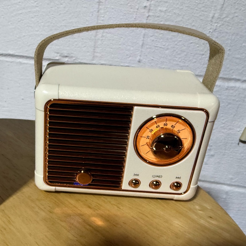 Portable retro radio look Wireless Speaker with Bluetooth. Brand new